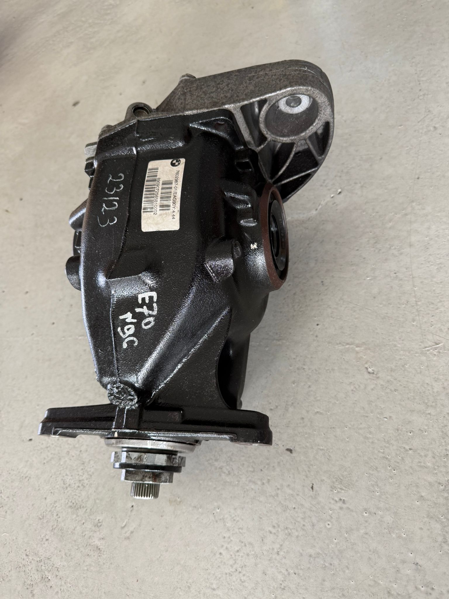 Detalle del diferencial trasero BMW X5 E70 reacondicionado – carcasa en perfecto estado OEM